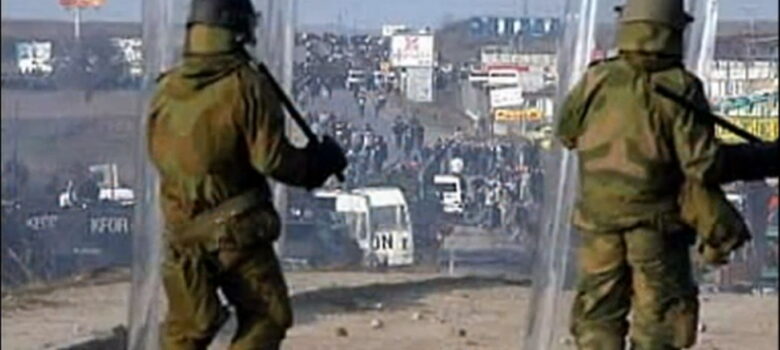 Norwegian soldiers fighting Albanian mob in Čaglavica 2004. Норвешки војници који се боре против албанске руље у Чаглавици 2004.